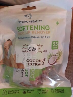 Softening Coconut Extract Makeup Remover Wipes - White/Green